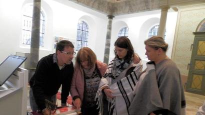 Bild: u
Bei der Führung durch die ehemalige Sulzbacher Synagoge, die nach ihrer Sanierung seit 2013 als Erinnerungs- und Begegnungsstätte genutzt wird, zeigte Stadtheimatpfleger Markus Lommer den Mitgliedern des Katholischen Frauenbundes auch eine Torarolle.
