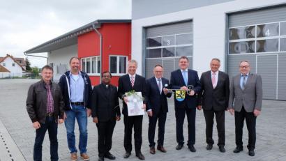 Bild: Stefanie Gradl
Architekt Wolfgang Schultes (Vierter von rechts) übergibt den Schlüssel symbolisch an Bürgermeister Hans-Martin Schertl (Dritter von rechts). Mit ihm freuen sich (von links) Bauhofleiter Jochen Kontny, Bauamtsleiter Stefan Ertl, Pfarrvikar Hrudaya Madanu, Zweiter Bürgermeister Thorsten Grädler, Dritter Bürgermeister Heinrich Ruppert sowie stellvertretender Landrat Hans Kummert (rechts).
