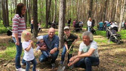 Bild: Hirsch
Ideengeber Jochen Surel (rechts) unterstützte die Familie Mändl beim Pflanzen eines Bäumchens für Tochter Franziska.