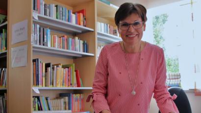 Bild: Thomas Dobler
Bibliotheks-Mitarbeiterin Annemarie Pösl hat an Flohmarkt-Tagen alle Hände voll zu tun. Manche Kunden kaufen Bücher im Dutzend.