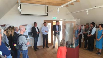 Bild: awo
Ph. D. Michal Preusz (Mitte) von der Universität Pilsen und Alfred Wolf als Vorsitzender des Trägervereins „Via Carolina-Goldene Straße e.V.“ war es vorbehalten, die Ausstellung „Der Dreißigjährige Krieg an der bayerisch-böhmischen Grenze“ feierlich zu eröffnen.