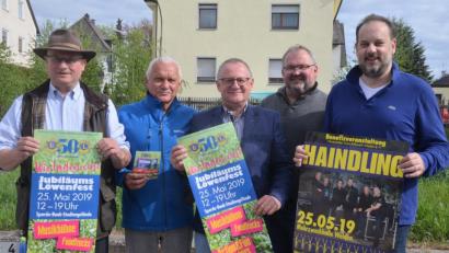 Bild: Kunz
Das Programm fürs sechste Löwenfest steht (von links): Wolfgang Würschinger, Manfred Luber, Elmar Baumer, Anton Forster und German Schieder stellen es vor.
