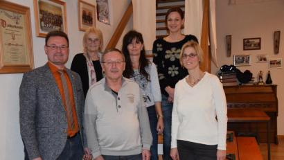 Bild: bö
Den Gesellschafterrat des Hohenburger Marktladen bilden (von links) Bürgermeister Florian Junkes, Anita Donhauser, Wilfried Gietl, Sonja Diergarten, Simone Mitschke und Marion Irlsbacher. Zu ihrem Sprecher haben sie Wilfried Gietl gewählt.