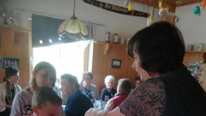 Bild: ak
Beim Ausbutternachmittag drehen die Kinder fleißig am Butterfass.