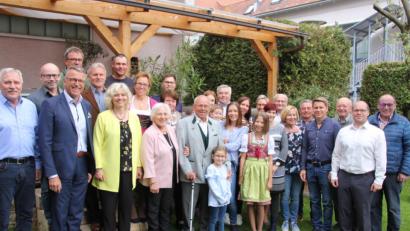 Bild: kro
Im Kreise seiner großen Familie feierte am Samstag Werner Schmidt (Mitte) seinen 90. Geburtstag. Die Glückwünsche der Stadt überbrachte Bürgermeister Franz Stahl, Gratulanten waren auch der Männergesangverein und der Ski-Club. Mit auf dem Bild seine Ehefrau Barbara sowie seine Kinder mit Familien.