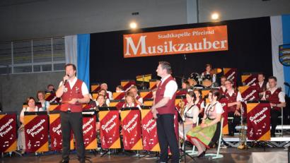 Bild: bnr
Der "Musikzauber" der Stadtkapelle Pfreimd lud ein zu einer musikalischen Weltreise. Als Reiseleiter fungierten Vorsitzender Thorsten Eckert (links) und musikalischer Leiter Thomas Reck (rechts).