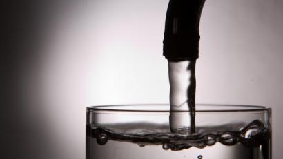 Symbolbild: Lukas Schulze/dpa
Wegen Arbeiten am Leitungsnetz wird im Industriegebiet Theuern am Freitag das Wasser abgesperrt.