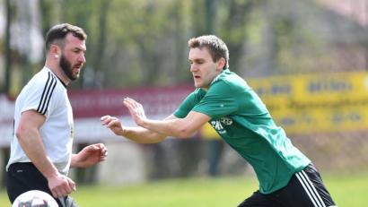 Bild: Alfred Schwarzmeier
Der FC Wernberg, hier mit Stephan Lindner (rechts), möchte sich für die Punktspielniederlage vom Sonntag und für das verlorene Pokalendspiel im vergangenen Jahr revanchieren. Aber es wird nicht einfach werden gegen den SV Schwarzhofen.