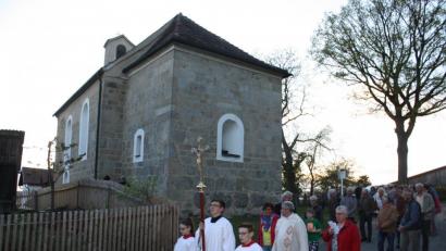 Bild: lg
Die traditionelle Markus-Prozession bezieht das romanische Gotteshaus in Hof in das religiöse Leben der Pfarrei ein.