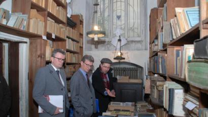 Bild: Andreas Royer
Wissenschaftsminister Bernd Sibler (Mitte) weiß um die Bedeutung der Druck- und Literaturstadt Sulzbach-Rosenberg. Bei zwei Besuchen konnte er sich selbst davon im Beisein von Bürgermeister Michael Göth (links) und Stadtheimatpfleger Markus Lommer überzeugen.