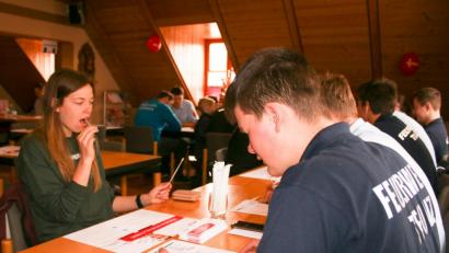 Bild: tkr
Die Besucher zeigten sich beeindruckt von den vielen jungen Leuten, die bei der Typisierung aktiv waren. Jede Station wurde von einem Jugendlichen und einem Erwachsenen Mitglied der Feuerwehr Teunz besetzt.