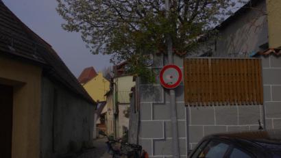 Bild: ADFC
Einfahrt in die Batteriegasse: Hier steht das Schild 250, "Gesperrt für alle Fahrzeuge". Ab hier muss der Radtourist schieben. Das Fünf-Flüsse-Radweg-Schild ist überwuchert.