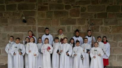 Bild: exb
Pfarrer Heribert Stretz (hinten, Mitte) und seine Ministranten feiern mit den Kommunionkindern (mittlere Reihe, von links) Hannes Huslig, Katharina Übelmesser, Felix Trastl, Vincent Vollath, Leni Sertl, Maximilian Köster und Franz Dimper sowie (vordere Reihe, von links) Noah Kirchberger, Florian Neuber, Sophia Schmidt, Ivan Ponnath, Marco Herrmann und Linda Wagner ihre Kommunion.