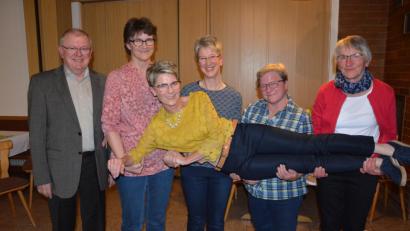 Bild: jr
Auf Händen getragen wird Doris Reiß beim TSV Pechbrunn-Groschlattengrün. Die Vorsitzende ließ sich für drei weitere Jahre im Amt bestätigen. Unterstützung findet sie bei den Vorstandsmitgliedern (von rechts) Frieda Vogelhuber, Beate Hilpert, Regina Schraml und Uta Habedank. Bürgermeister Ernst Neumann gratulierte.