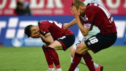 Bild: Matthias Merz/dpa
Tim Leibold (links) hat soeben den Elfmeter verschossen. Er und sein Mannschafts-Kollege Hanno Behrens können es nicht fassen, dass so eine Chance zum 2:1-Führungstreffer vergeben wurde.