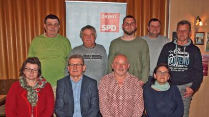 Bild: sön
Die Vorstandschaft des SPD-Ortsvereins Rieden-Vilshofen (erste Reihe von links): Evelin Teich, Vorsitzender Georg Söldner, Gerhard Schnabel, Anna Stiegler. Dahinter (von links) Josef Walz, Josef Spies, Florian Söldner, Peter Tschamler und Otto Schötz.