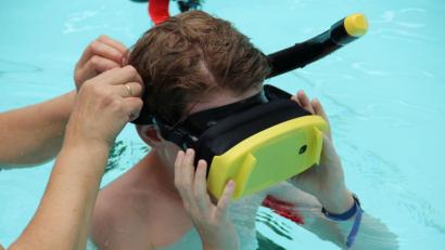 Bild: upl
Eintauchen in eine digitale Welt: Im Kurfürstenbad durften die Besucher am Samstag das Schnorcheln mit VR-Brillen ausprobieren.