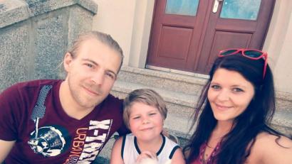 Bild: szl
Die Familie Walberer mit Papa Joseph (28), Sohn Lukas (9) und Mama Christina (29) (von links) noch vor dem verkauften Haus in Plößberg. Mittlerweile ist die Familie nach Hamilton im Norden Neuseelands ausgewandert.