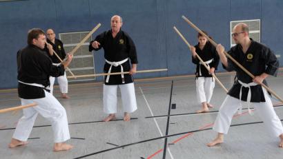 Bild: do
Mit Franco Sanguinetti (Mitte) holte Christian Brüchner (rechts), Leiter des Karate-Dojo Eschenbach, einen der besten Kenner der Sportart "Matayoshi Kobudo Kodokan" zu einem internationalen Lehrgang in die Mehrzweckhalle nach Eschenbach.