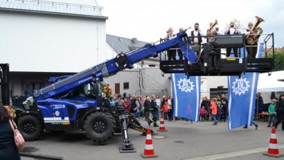 Bild: hcz
Auf der Arbeitsbühne des neuen Teleskopladers spielt die Stadtkapelle den Besuchern ein Ständchen. Allerdings nur in wenigen, nicht in 13,5 Metern Höhe - so hoch könnte der "Dieci Icarus" sie heben.