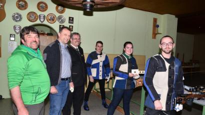 Bild: fjo
Als Chef des ausrichtenden Vereins und stellvertretender Gauschützenmeister freuen sich Josef Bäumler, Bürgermeister Anton Kappl und Vorstandskollege Anton Hirnet (von links) über den Start des 76. Gauschießens.