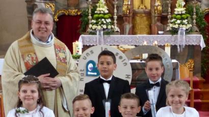 Bild: lgc
Pater Adrian Kugler mit den Erstkommunionkindern nach dem Festgottesdienst in der Pfarrkirche St. Luzia.