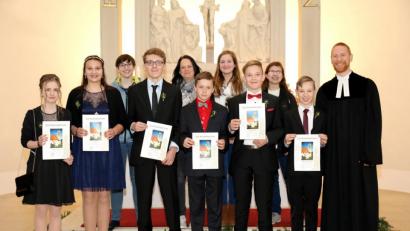 Bild: njn
Pfarrer Christoph Zeh (rechts) mit den Konfirmanden (erste Reihe von links) Jessica Tusek, Julia Ott, Julian Reger, Raphael Freiberger, Simon Stahl und Manuel Burkhard. Mit auf dem Bild die Helferinnen des Konfirmandenkurses (hintere Reihe von links) Anna Lorenz, Sabrina Zahn, Maria Lehner und Theresia Schlötzer.