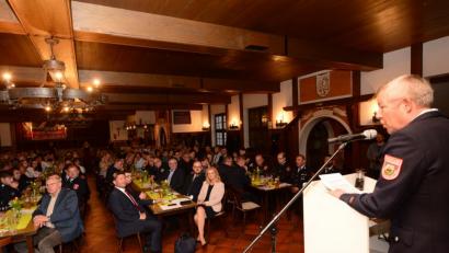 Bild: bey
Hans-Peter Wallner, Vorsitzender der Feuerwehr Pleystein, begrüßt im Bachofnersaal neben den Wehrmitgliedern eine große Zahl von Ehrengästen.