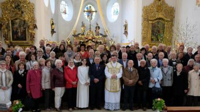 Bild: le
Die Jubelkommunion in der katholischen Pfarrkirche St. Johannes der Täufer am Weißen Sonntag ist für die über 80 Jubilare eine große Wiedersehensfeier.
