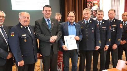 Bild: Hirsch
Die Feuerwehrführung und die Ehrengäste bedankten sich bei Sachbearbeiter Thomas Holzwarth (mit Urkunde) und verliehen ihm das Ehrenzeichen des Kreisfeuerwehrverbandes.