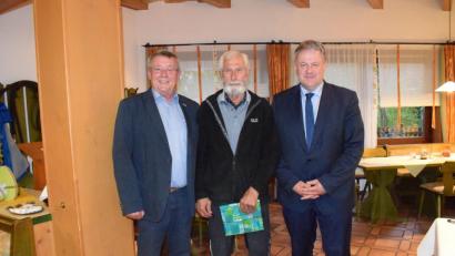Bild: wku
Bürgermeister Hans Koch (links) und Landrat Richard Reisinger (rechts) danken Georg Kolb für 40 Jahre Arbeit als Feldgeschworener.