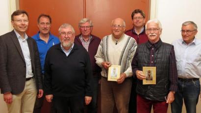 Bild: Dobmeier
Horst Seifert (Dritter von links) übernimmt den Vorsitz beim evangelischen Männerverein Weiden. 50 Jahre sind Michael Girke (Zweiter von rechts) und 25 Jahre Hermann Wagner (Vierter von rechts) dabei.