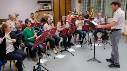 Bild: do
Mit dem "Böhmischen Wind" beginnt die Stadtkapelle Eschenbach die jüngste Musikprobe. Am Dirigentenpult steht mit dem 38-jährigen Stefan Wittmann ein neuer Kapellmeister