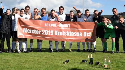 Bild: Büttner, Gerhard
Der FC Luhe-Markt ist am Ziel angelangt: Die Spieler feierten nach dem 3:0-Heimsieg über den FSV Waldthurn die vorzeitige Meisterschaft in der Kreisklasse Ost.