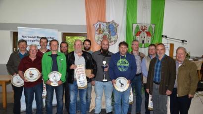 Bild: fjo
Die neuen Bezirksmeister sind (vorne, von links) Udo Hildebrand, Alois Fischer und Franz Xaver Aschenbrenner, sowie Josef Hanauer (Fünfter von rechts). Die beiden Bezirksvorsitzenden, Franz Roauer und Rainer Bauer (von rechts) überreichten die Preise im Seniorenbereich.