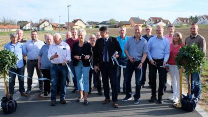 Bild: do
Mit dem traditionellen Durchschneiden des weiß-blauen Trennbandes durch Stadtrats-Senior Josef Neubauer aus Gmünd, 2. Bürgermeisterin Anita Stauber, Bürgermeister Edgar Knobloch, Michael Wagner vom Planungsbüro Schultes und Frank Neubauer von den Stadtwerken Grafenwöhr (von links) gab die Stadt Grafenwöhr offiziell das neue Siedlungsgebiet in Gmünd zur Bebauung frei.