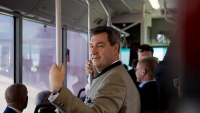 Bild: Sven Hoppe/dpa
Diese Busfahrt im im Preis enthalten. Ministerpräsident Markus Söder (CSU) fährt nach der Landung am Flughafen in Brüssel in einem Bus zum Terminal.