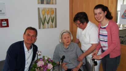 Bild: sm
Charlette Peschel (Zweite von links) ist älterste Einwohnerin der Gemeinde Altenstadt/WN. Bürgermeister Erst Schicketanz gratulierte zum 103. Geburtstag. Bild: sm