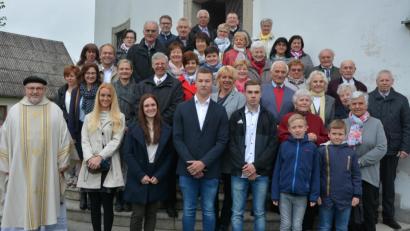Bild: jr
Die Leonberger Jubelkommunikanten nach dem Gottesdienst mit Pfarrer Anton Witt (links).