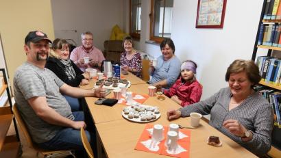 Bild: bsc
Auch auf ihrem Nachmittagskaffee brauchten die Besucher am Welttag des Buches nicht verzichten. Nach dem Stöbern in den Bücherregalen servierten Monika Seidel (hinten, Mitte) und Gabi Härtl (rechts) im Aufenthaltsraum der Bücherei Kaffee und Kuchen.