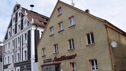 Bild: bö
Hohenburg sucht nach einer neuen Nutzung des ehemaligen Wohn- und Geschäftshauses (rechts) gleich neben dem Rathaus (links). Das Stadlbauer-Anwesen kann der Standort für den Hohenburger Dorfladen werden. Dazu könnten sich ein Café und im Hinterhof ein Aufzug gesellen, mit dem man barrierefrei ins Rathaus kommen würde.