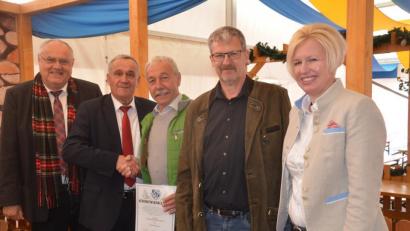 Bild: Kunz
Beim Schaustellerfrühschoppen im Festzelt wird Gerhard Donhauser (Dritter von links) zum Ehrenmitglied des Beszirksverbands der Markkaufleute und Schausteller ernannt mit (von links) Bürgermeister Lothar Höher, Oberbürgermeister Kurt Seggewiß, Bezirksvorsitzendem Georg Duschinger und Nicole Hammer, die sich als neue Rechtsdezernentin präsentiert.