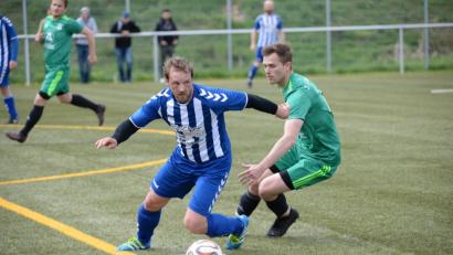 Bild: brü
2:2 stand es am Ende zwischen der Reserve des SV Raigering (in Blau) und dem SV Köfering.