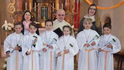 Bild: no
Die sechs Kommunionkinder zusammen mit (von links) Isabella Riederer Freifrau von Paar, Pfarrer Markus Priwratzky und Klassenlehrerin Ann-Kathrin Hollederer.