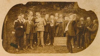 Bild: sön
Der Gesangverein Liederkranz Rieden bei einem seiner ersten Auftritte 1921 in Hohenburg.  Repro Archiv Gesangverein.