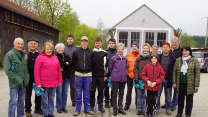Bild: mmj
Vom Bauhof aus starteten zur Aktion "Saubere Landschaft" die freiwilligen Helfer, denen Bürgermeisterin Birgit Höcherl (rechts) für ihre Bereitschaft, Müll in den Fluren zu sammeln, dankte.