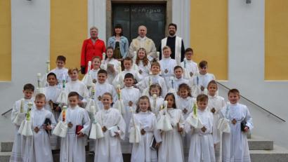 Bild: gi
25 Kinder gingen am Weißen Sonntag in der Pfarrkirche St. Peter und Paul in Moosbach erstmals an den Tisch des Herrn. Den Kommunionkindern gratulierten Pater Jeremias, Pfarrer Josef Most, Klasslehrerin Olivia Koch und Schulleiterin Ulrike Uhlemann (von rechts).