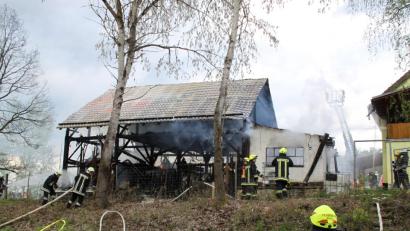 Bild: exb
Mehrere Atemschutztrupps der eingesetzten Feuerwehren waren nötig, um den Brand einer Scheune im Nittenauer Ortsteil Sankt Johann zu löschen.