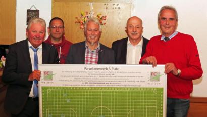 Bild: Dobmeier
Die Stadträte Horst Fuchs (rechts), Hans Forster (links) und Josef Gebhardt (Zweiter von rechts) kaufen je eine Sportplatzparzelle für je 50 Euro und der Förderverein des FC Weiden-Ost gleich zwei zugunsten der Fußballmannschaften.