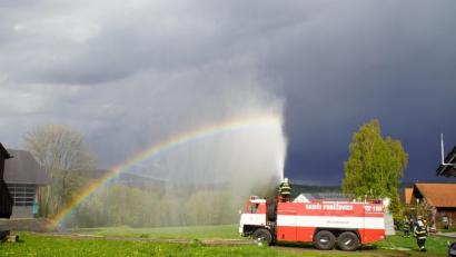 Bild: mmj
Über 1600 Liter pro Minute verteilt der Wasserwerfer auf dem Löschfahrzeug der Feuerwehr Pobežovice. Am Rande der Übung zauberte das Gerät einen Regenbogen in den wolkenverhangenen Himmel.
